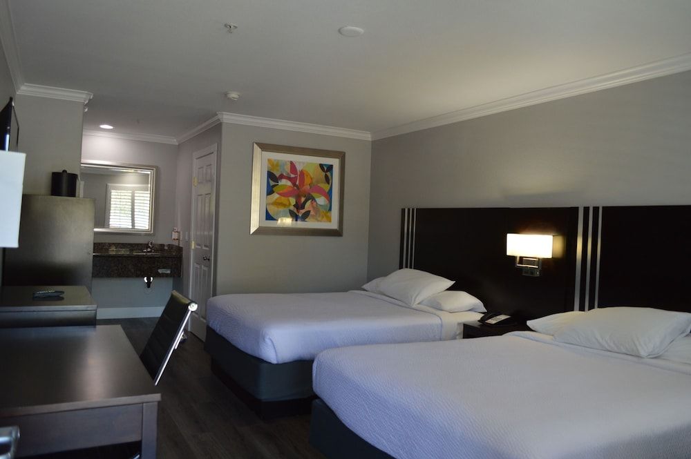 Fairview Inn and Suites Room, 2 Queen Beds, Non Smoking, Refrigerator & Microwave 8