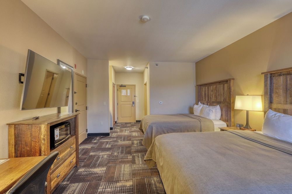Superior Room, 2 Queen Beds (Double Queen Walkout)