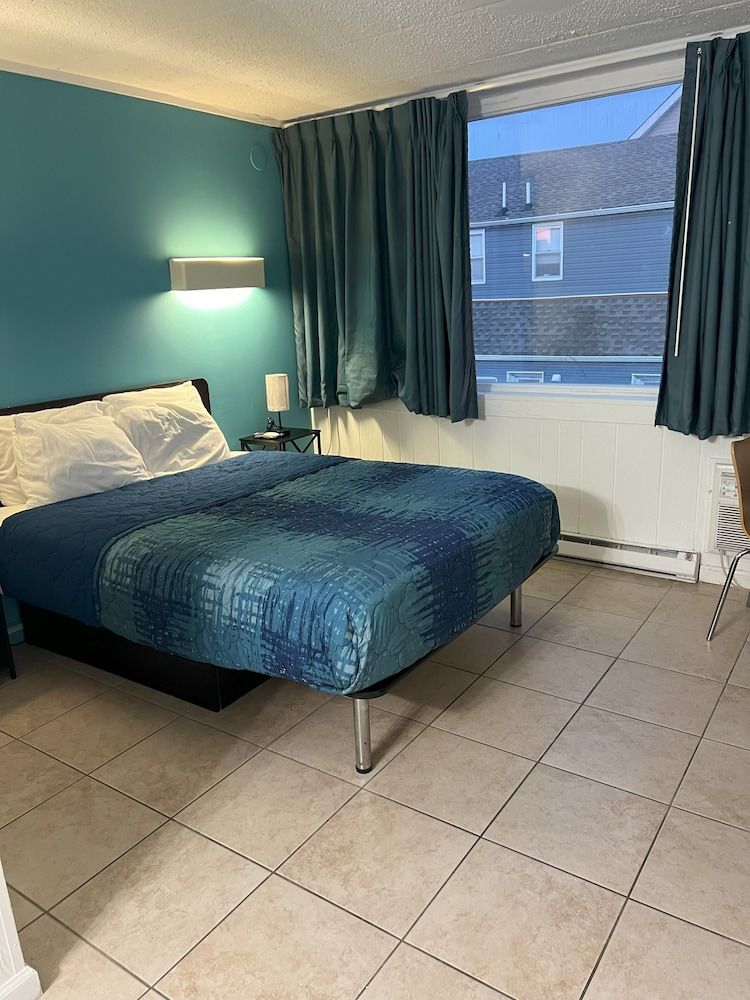 Classic Room, 1 Queen Bed, Private Bathroom