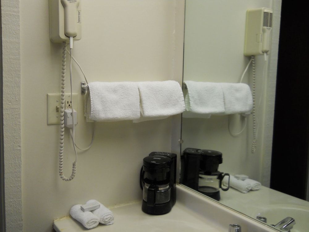 Value Inn Milwaukee Airport South Superior Room, 1 King Bed 3