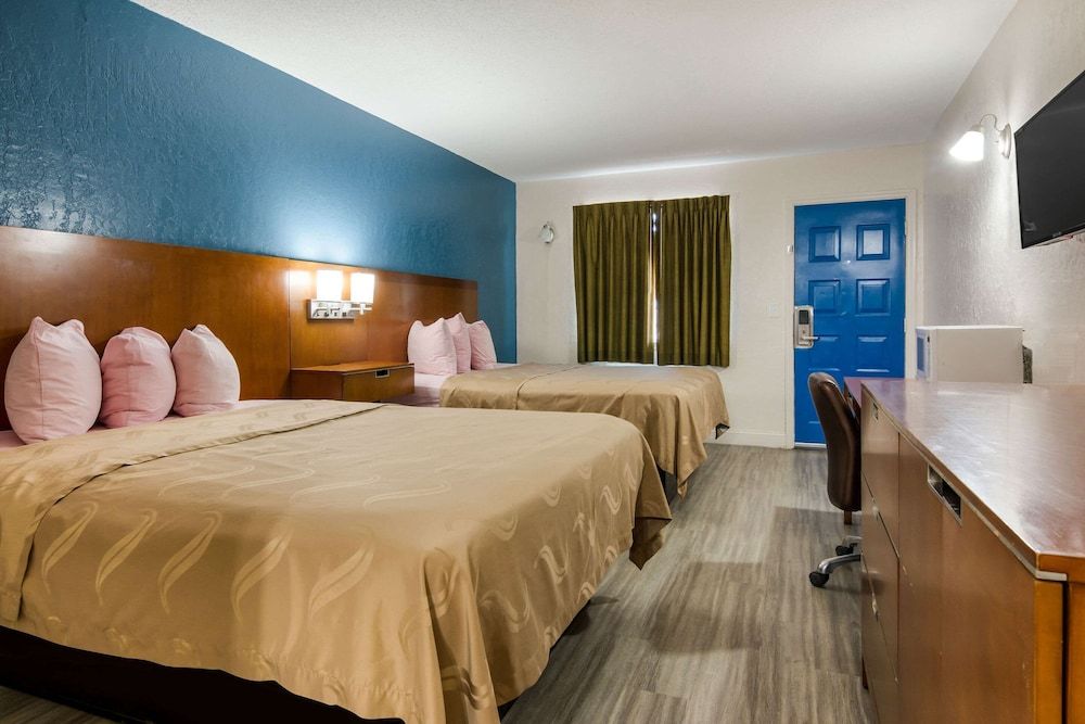 Rodeway Inn Broken Bow - Hochatown Standard Room, 2 Queen Beds, Smoking 2