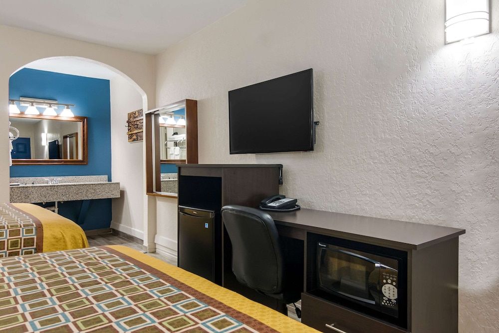 Rodeway Inn Broken Bow - Hochatown Standard Room, 2 Queen Beds, Non Smoking 2