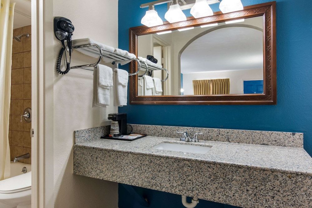 Rodeway Inn Broken Bow - Hochatown Room, 2 Double Beds, Non Smoking 5