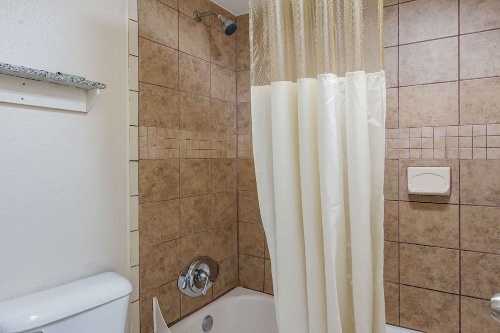 Rodeway Inn Broken Bow - Hochatown Room, 2 Double Beds, Non Smoking 4