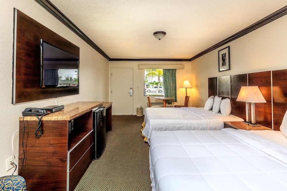 Budget Host Inn Deluxe Room, 2 Queen Beds, Non Smoking 2