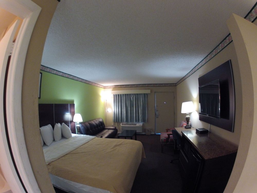 Budget Host Inn Deluxe Room, Non Smoking 2