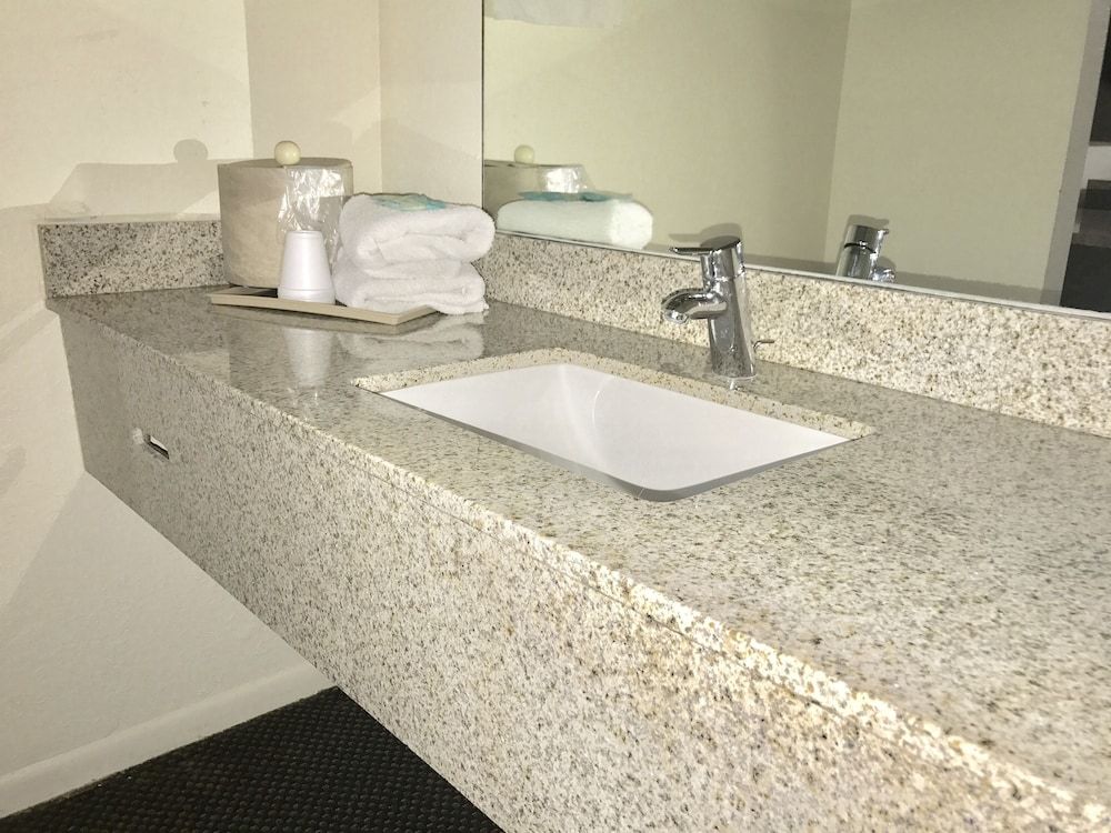 Budget Host Inn Deluxe Room 4