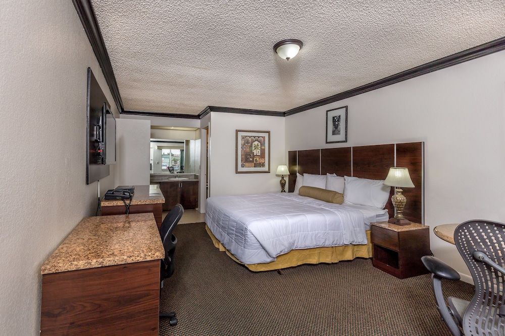 Budget Host Inn Classic Room, Smoking 3