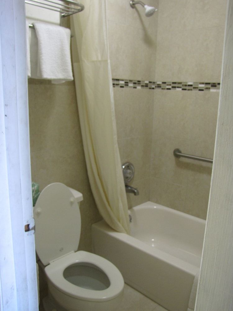 Budget Host Inn Deluxe Room, Non Smoking 3