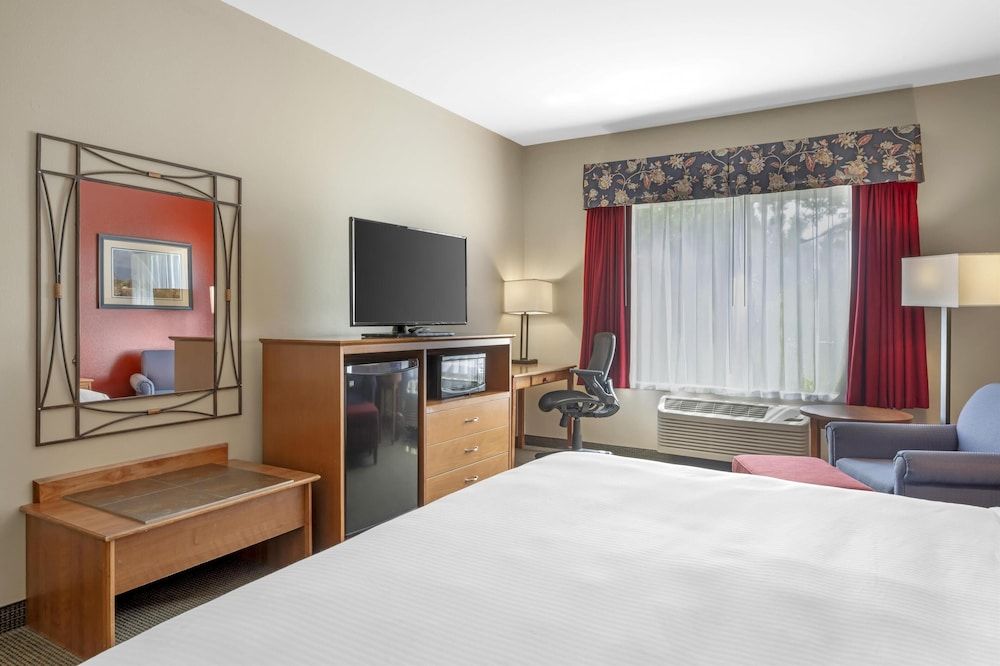 Best Western Bronco Inn Standard Room, 1 King Bed, Non Smoking, Refrigerator & Microwave 2