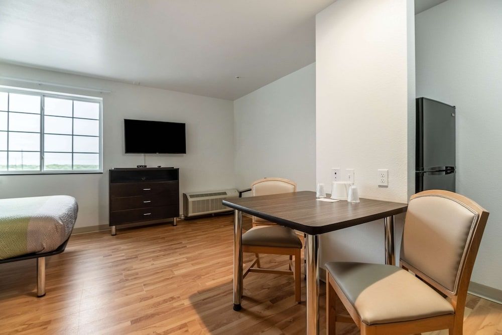 Studio 6 Ingleside, TX Deluxe Room, 1 Queen Bed, Accessible, Non Smoking 4