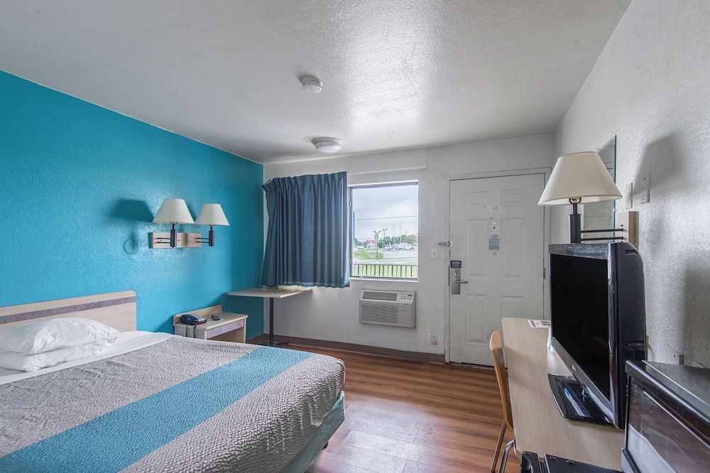 Standard Room, 1 Queen Bed, Accessible, Non Smoking