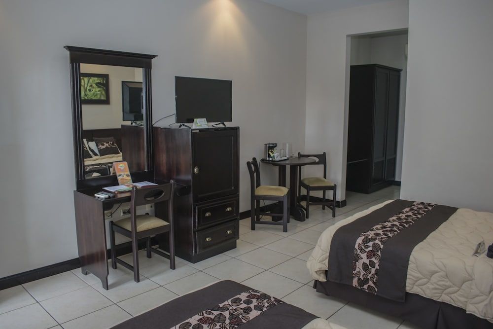 Hotel Suerre Deluxe Double Room 3