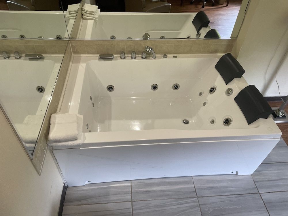 Red Roof Inn Hartselle Superior Room, 1 King Bed, Non Smoking, Jetted Tub 7