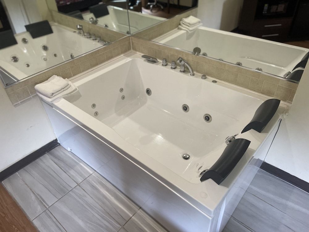 Red Roof Inn Hartselle Superior Room, 1 King Bed, Non Smoking, Jetted Tub 6