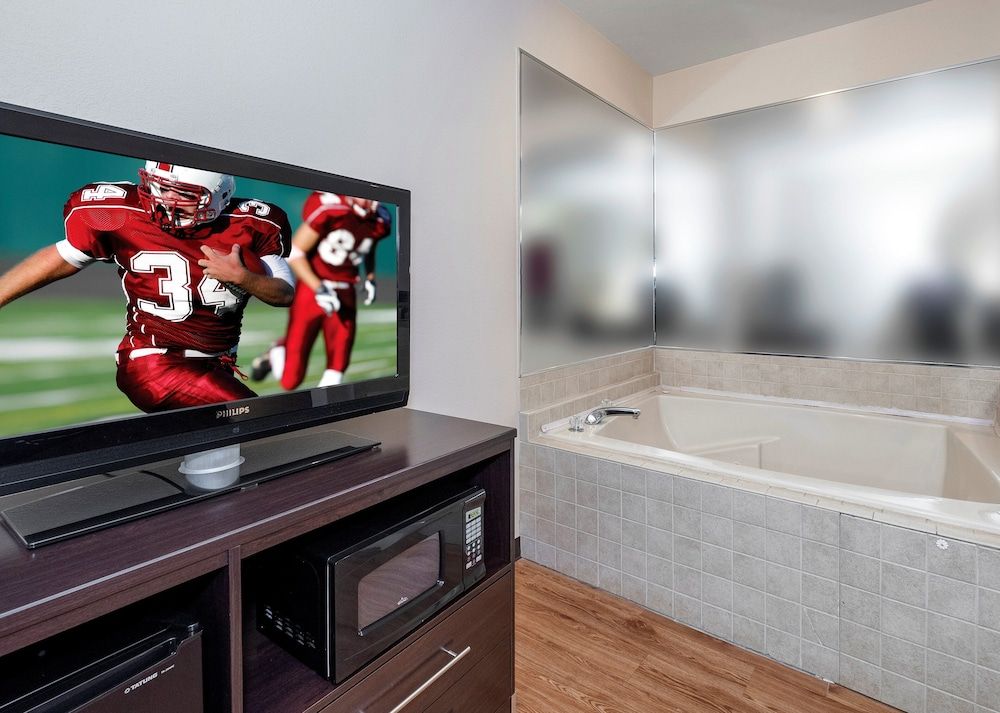 Red Roof Inn Hartselle Superior Room, 1 King Bed, Non Smoking, Jetted Tub 3