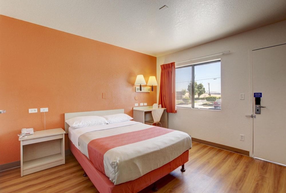 Standard Room, 1 Queen Bed, Non Smoking, Refrigerator
