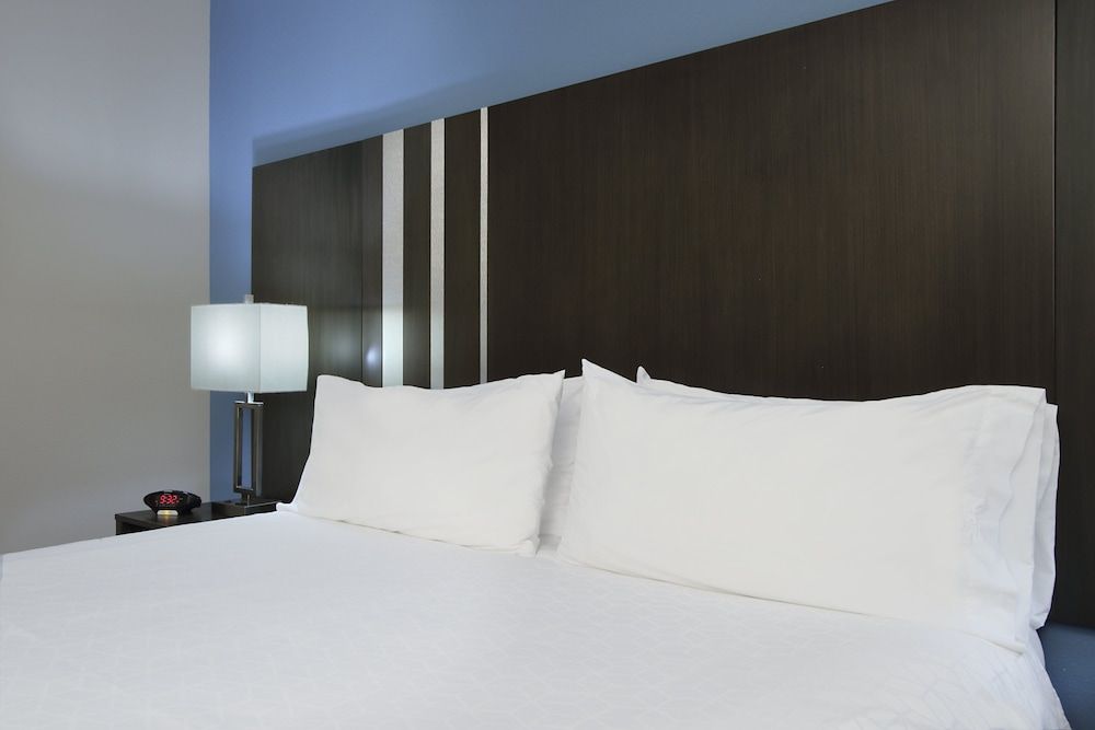 Holiday Inn Express & Suites Houston North - IAH Area by IHG Standard Room, 1 King Bed, Accessible (Communication) 5