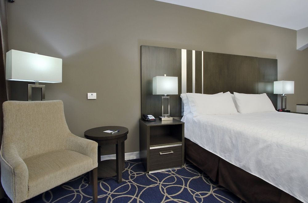 Holiday Inn Express & Suites Houston North - IAH Area by IHG Standard Room, 1 King Bed, Accessible (Communication) 4