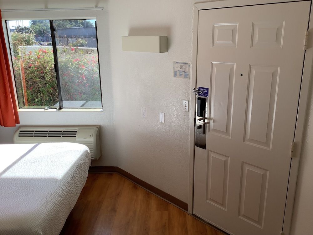 Deluxe Room, 1 Queen Bed, Non Smoking, Refrigerator