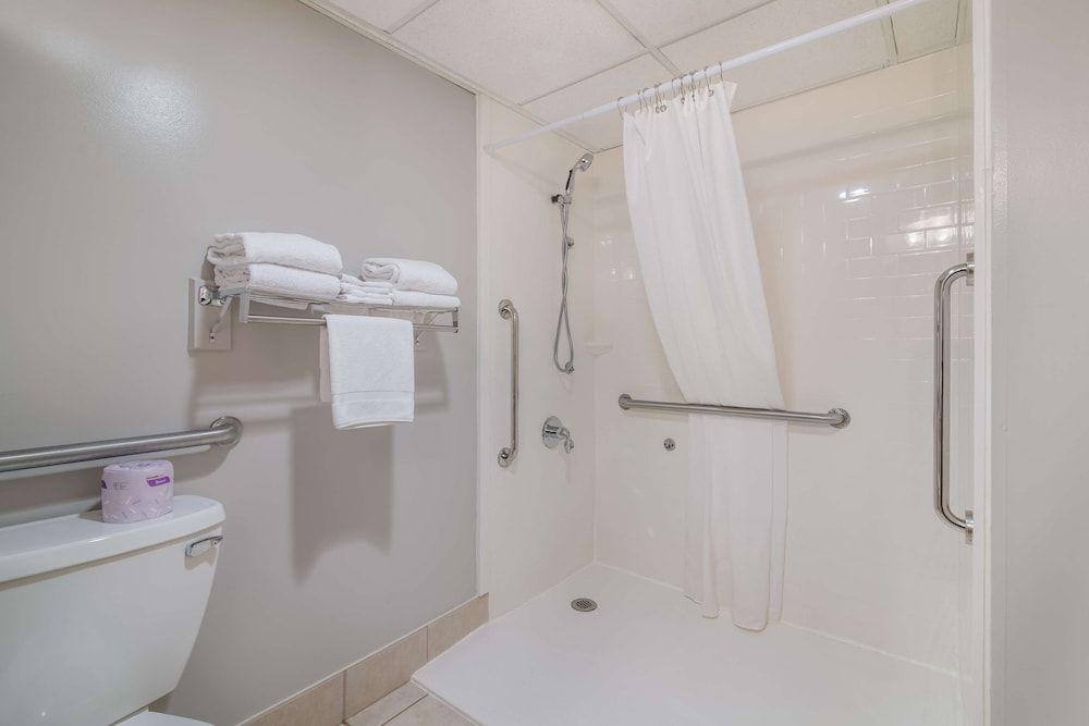 Best Western Saranac Lake Standard Room, 1 King Bed, Accessible, Non Smoking 6