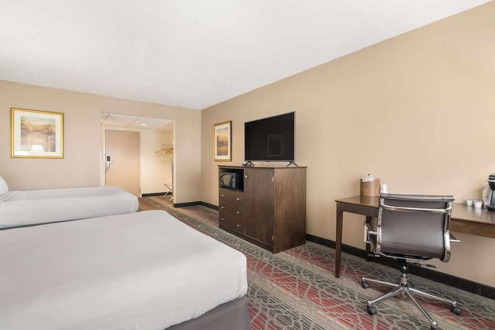 Best Western Saranac Lake Standard Room, 2 Queen Beds, Non Smoking, Refrigerator & Microwave 5