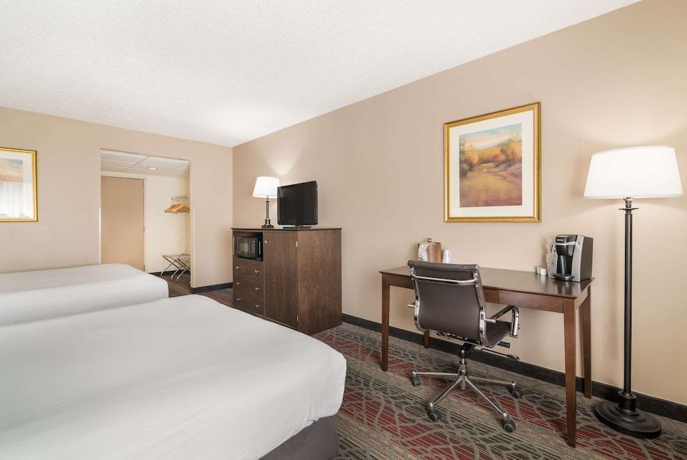 Best Western Saranac Lake Standard Room, 2 Queen Beds, Non Smoking, Refrigerator & Microwave 3