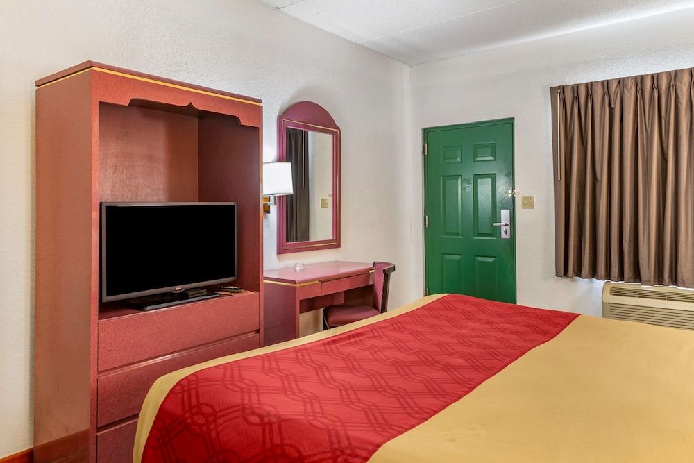 Room, 1 King Bed, Accessible, Smoking