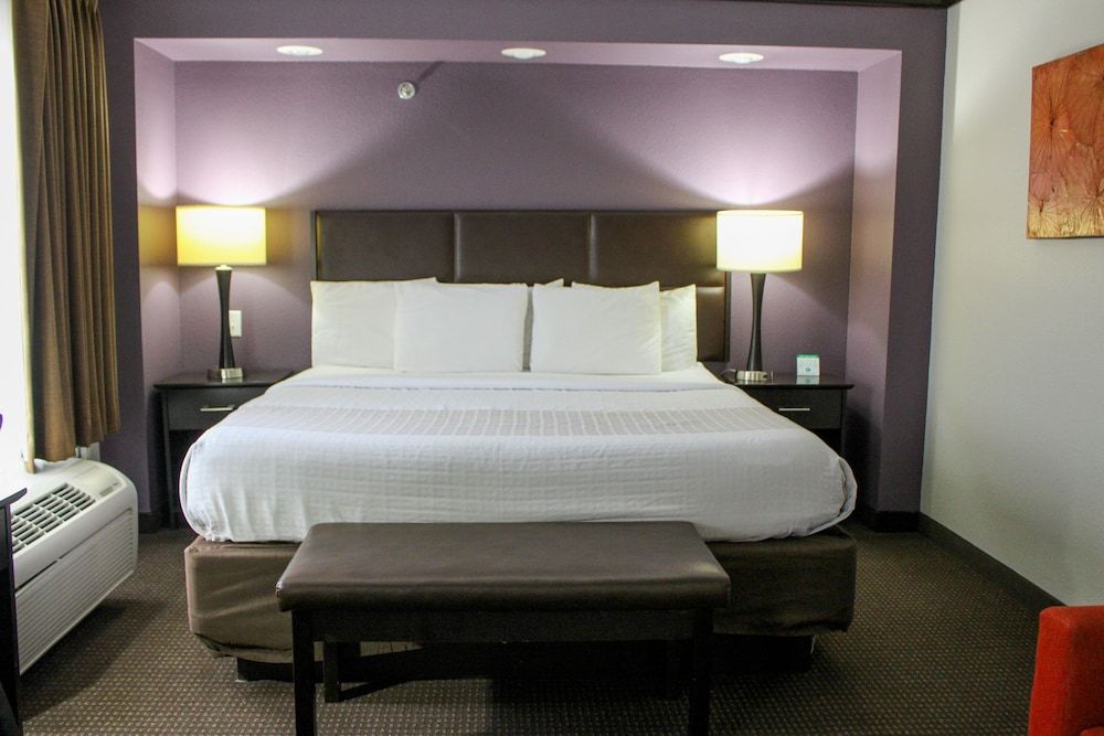Parkwood Inn & Suites Suite, 1 King Bed (with Wetbar) 3