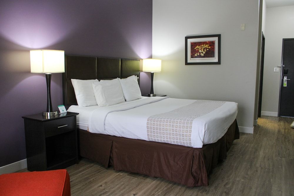 Parkwood Inn & Suites Standard Room, 1 King Bed