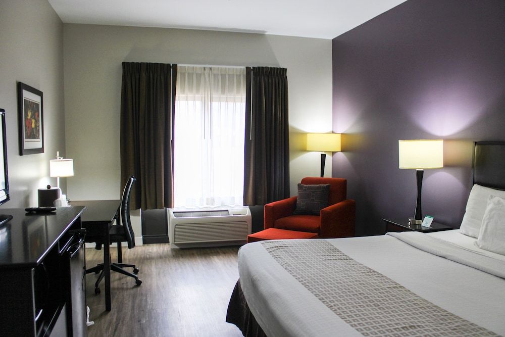 Parkwood Inn & Suites Standard Room, 1 King Bed 2