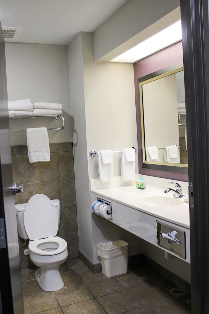 Parkwood Inn & Suites Standard Room, 2 Queen Beds 6