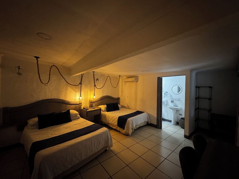 2 Queen Beds / Guest Room
