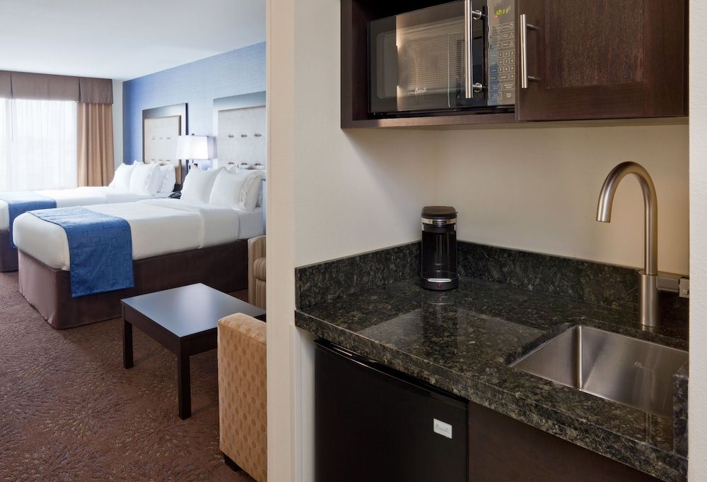 Suite, 2 Queen Beds (Additional Living Area)