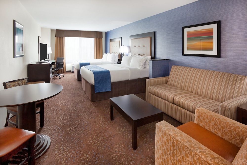 Suite, 2 Queen Beds (Additional Living Area)