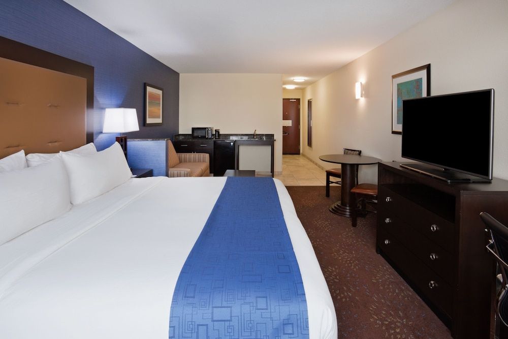 Suite, 1 King Bed with Sofa bed, Accessible (Mobility)