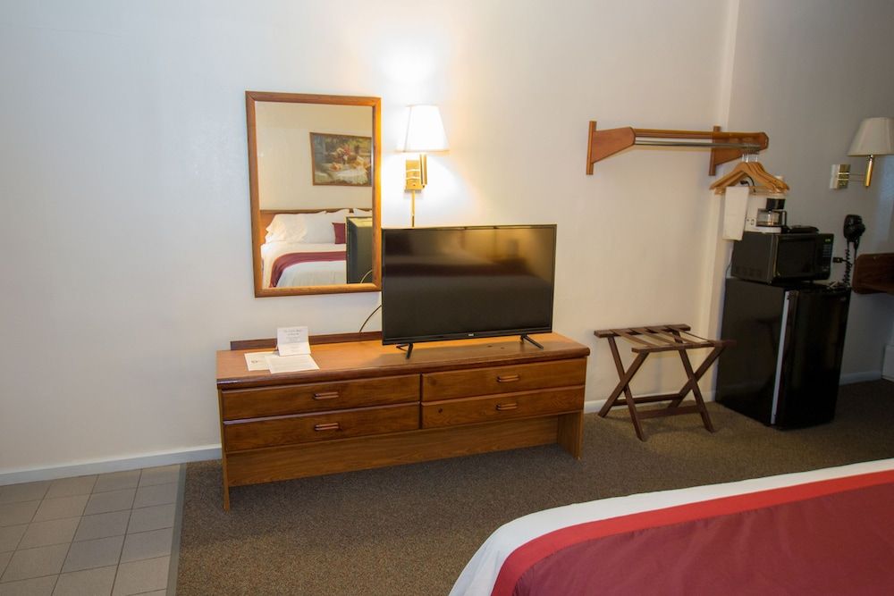 Chalet Motel Mequon Standard Room, 1 King Bed 3