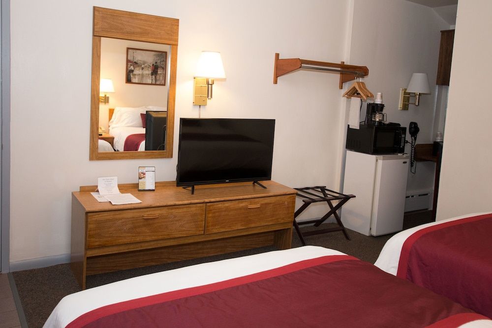 Chalet Motel Mequon Standard Room, 2 Full Beds 3