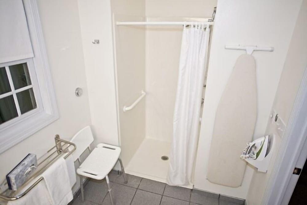 Chalet Motel Mequon Executive Room, 1 King Bed, Accessible 4