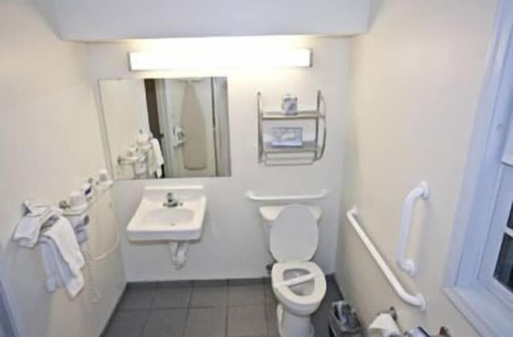 Chalet Motel Mequon Executive Room, 1 King Bed, Accessible 5