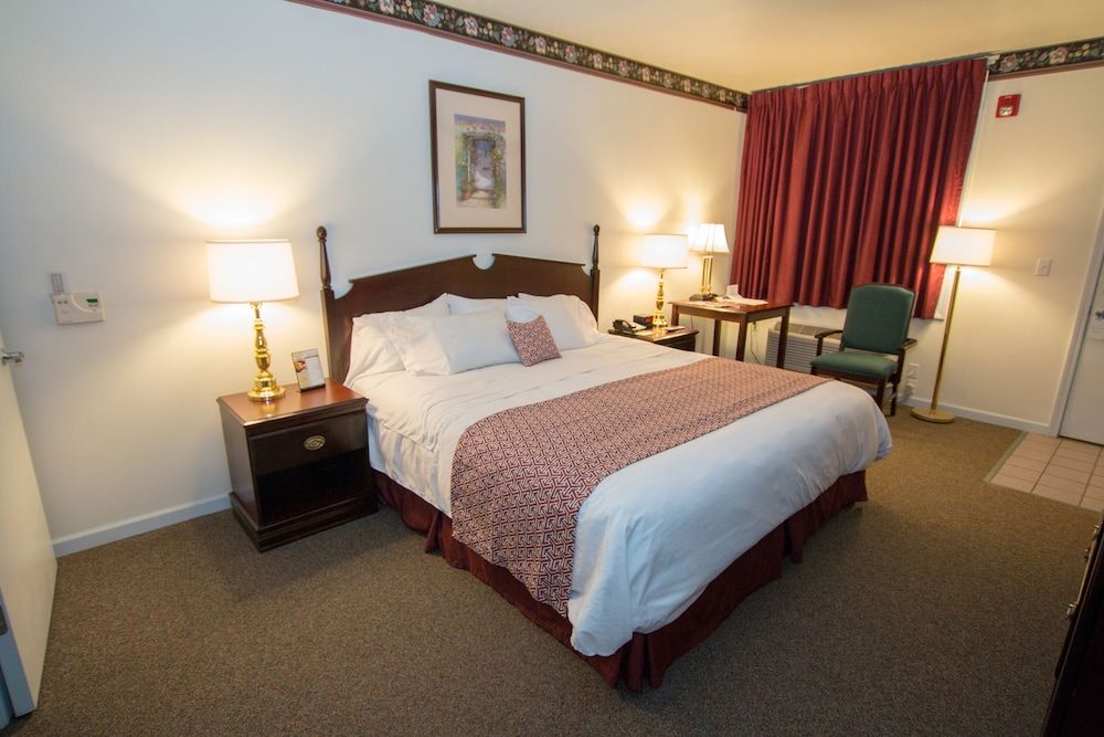 Chalet Motel Mequon Executive Room, 1 King Bed, Accessible 2