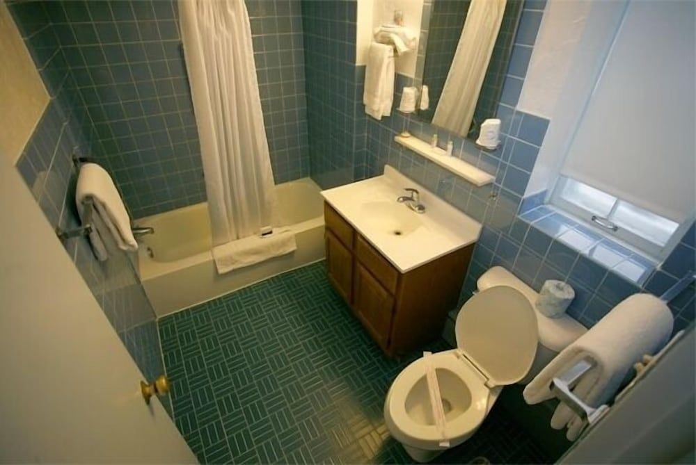 Chalet Motel Mequon Standard Room, 1 King Bed 4