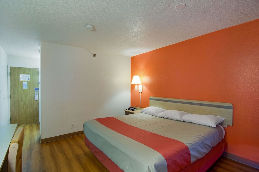 Motel 6 Waukegan, IL Standard Room, 1 Queen Bed, Smoking 4