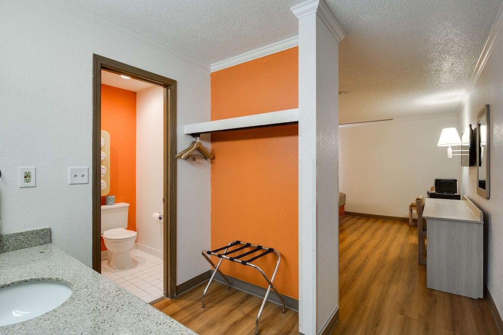 Motel 6 Waukegan, IL Standard Room, 1 Queen Bed, Smoking 5