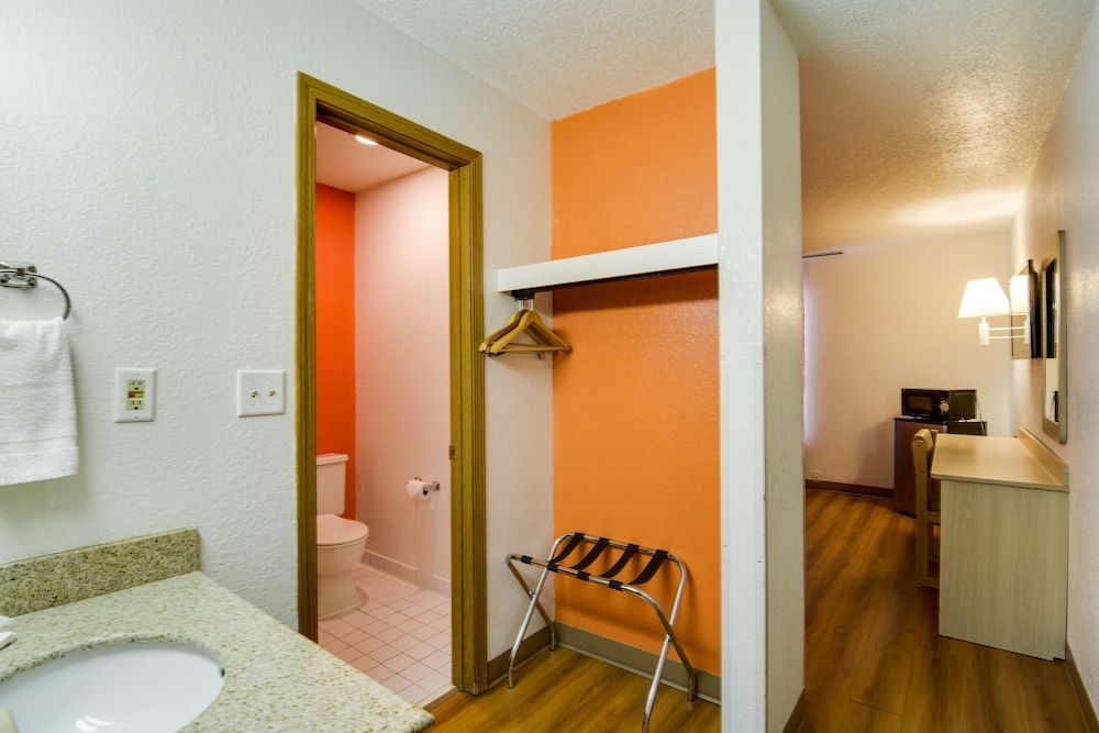 Motel 6 Waukegan, IL Standard Room, 1 Queen Bed, Smoking 8