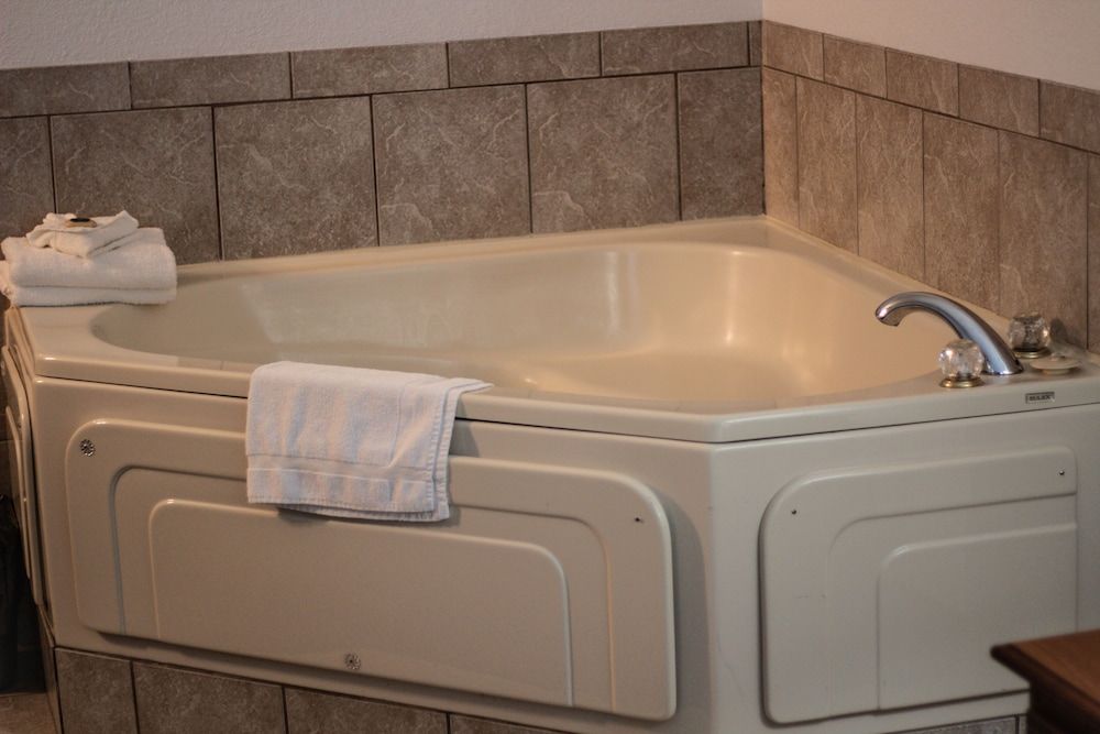 Deluxe Room, 1 Queen Bed, Jetted Tub (Fireplace)