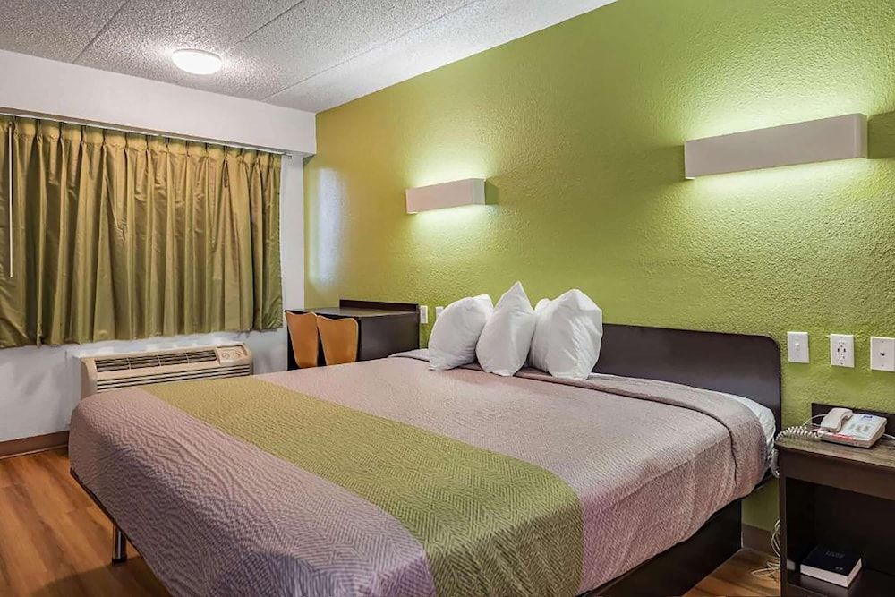 Room, 1 King Bed, Accessible, Non Smoking (Mobility, Bathtub w/Grab bars)