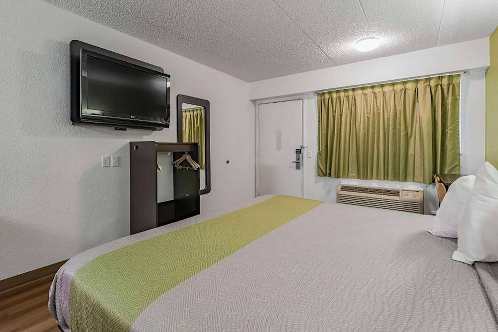 Room, 1 King Bed, Accessible, Smoking (Mobility, Bathtub w/Grab bars)