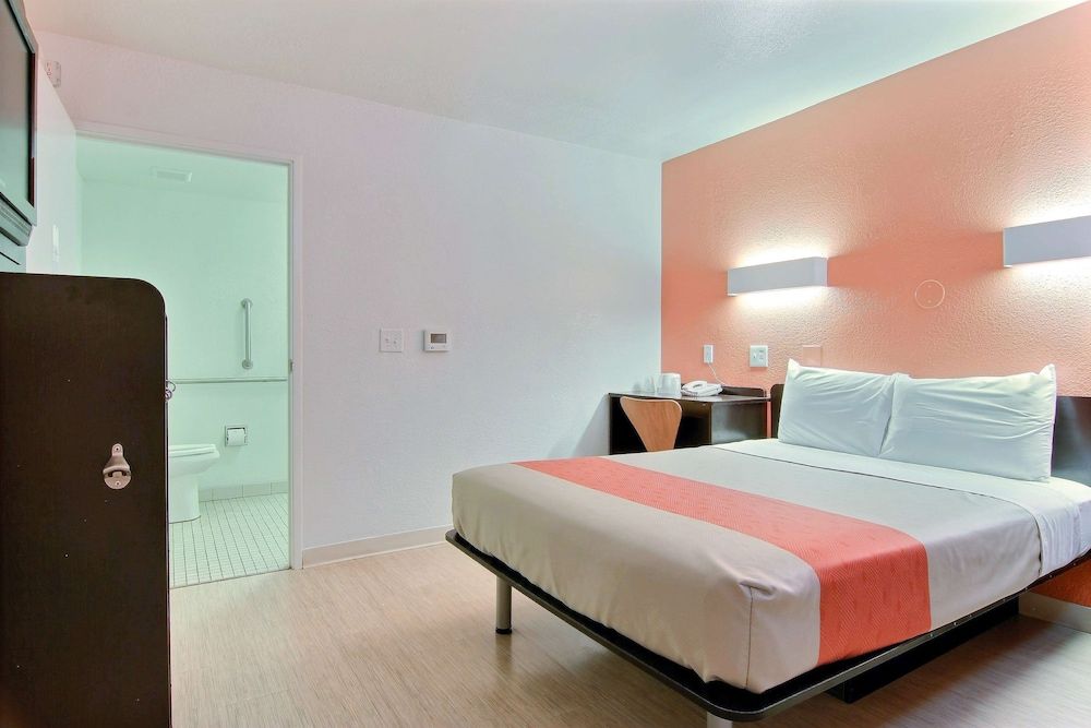 Standard Room, 1 Queen Bed, Accessible, Non Smoking