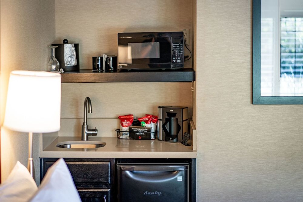 Best Western Plus Stevenson Manor Standard Room, 1 King Bed, Non Smoking, Balcony (2nd Floor) 5